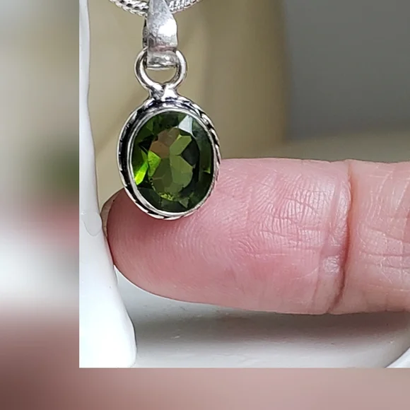 Peridot Gemstone & Silver Necklace,  Beautiful Faceting, Gorgeous Green, Chain - Picture 6 of 12